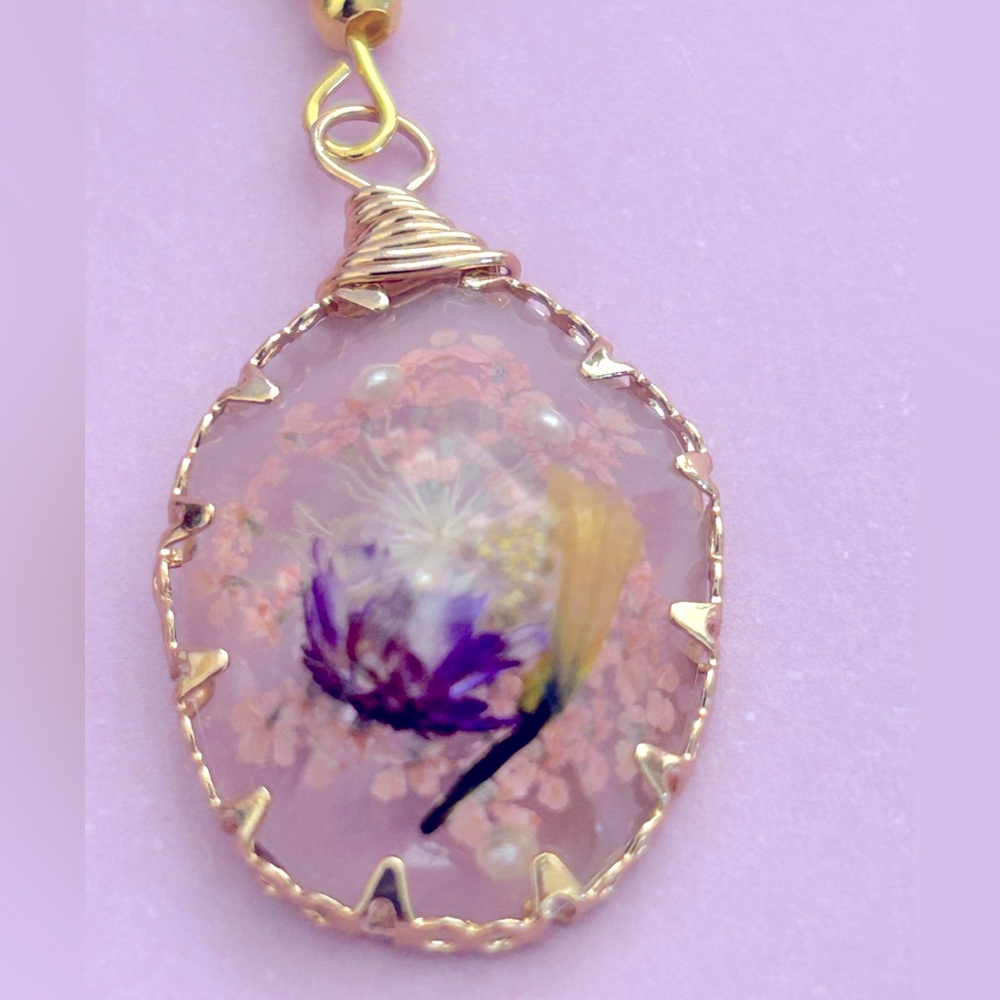 NWOT Earrings Dried Flowers purple pink, faceted pearls,Resin, 2” drop, Goldtone - Picture 3 of 8